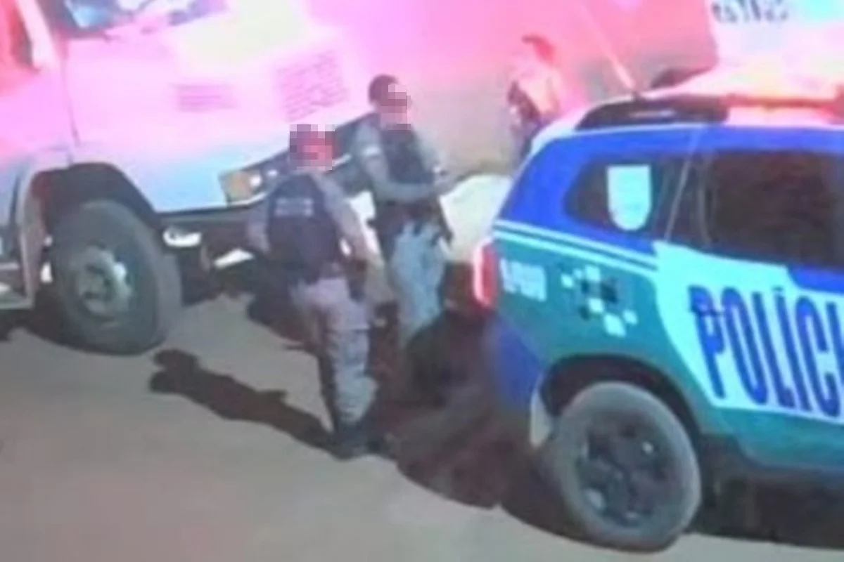 Policiais militares em frente a uma residência em Cristalina