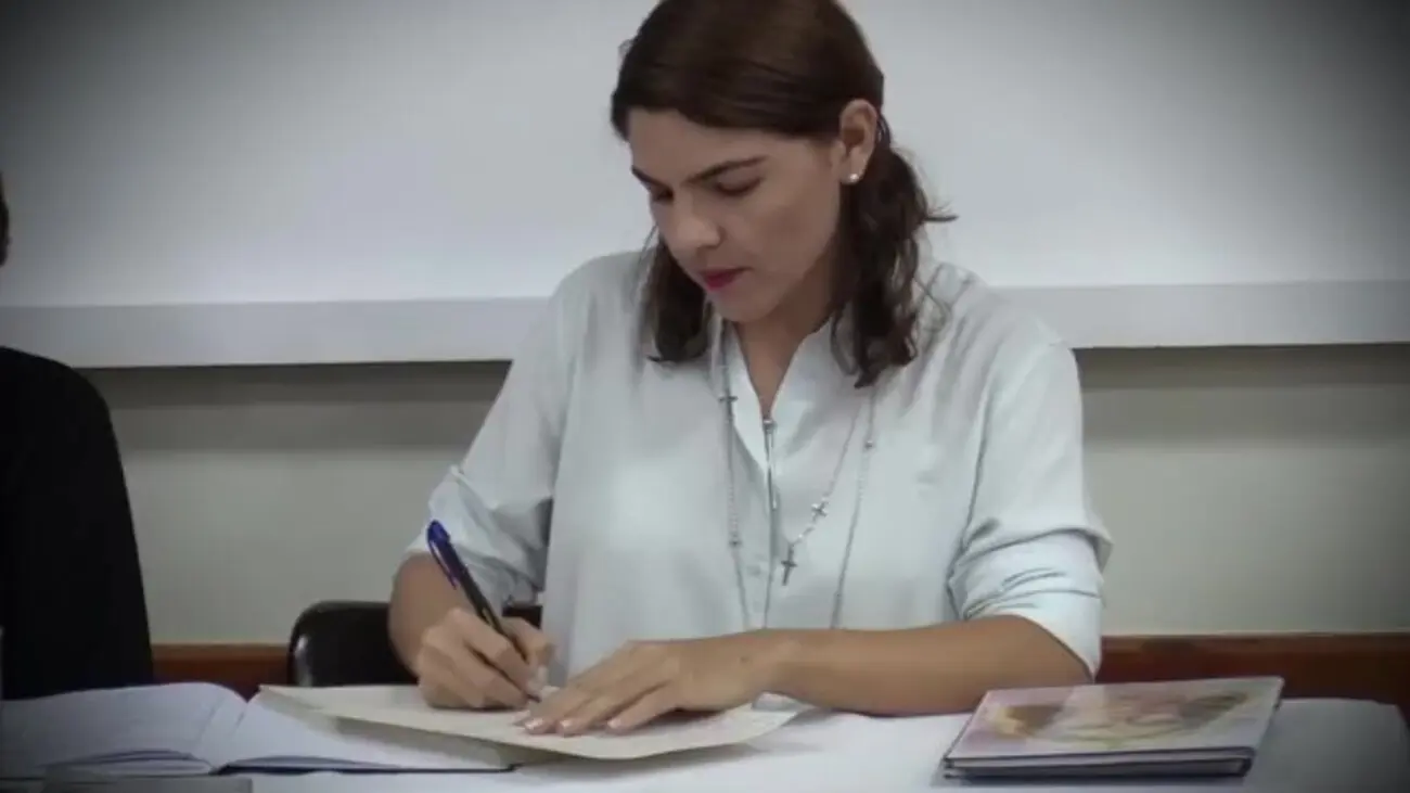 Mayra Rocha em retrato exibido na televisão
