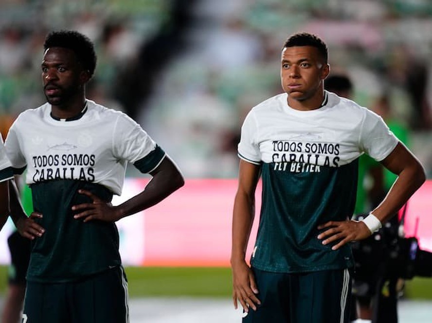 Vinícius Júnior e Kylian Mbappé usam camisa com mensagem de apoio a Ceuta