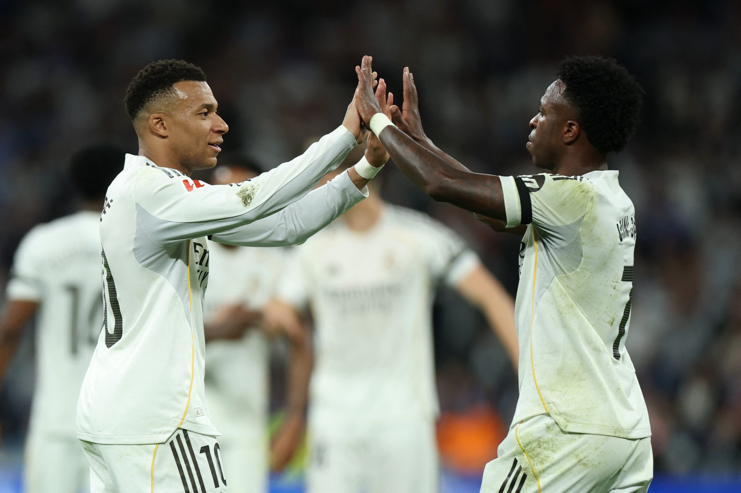 Kylian Mbappé e Vini Jr. com uniformes do Real Madrid