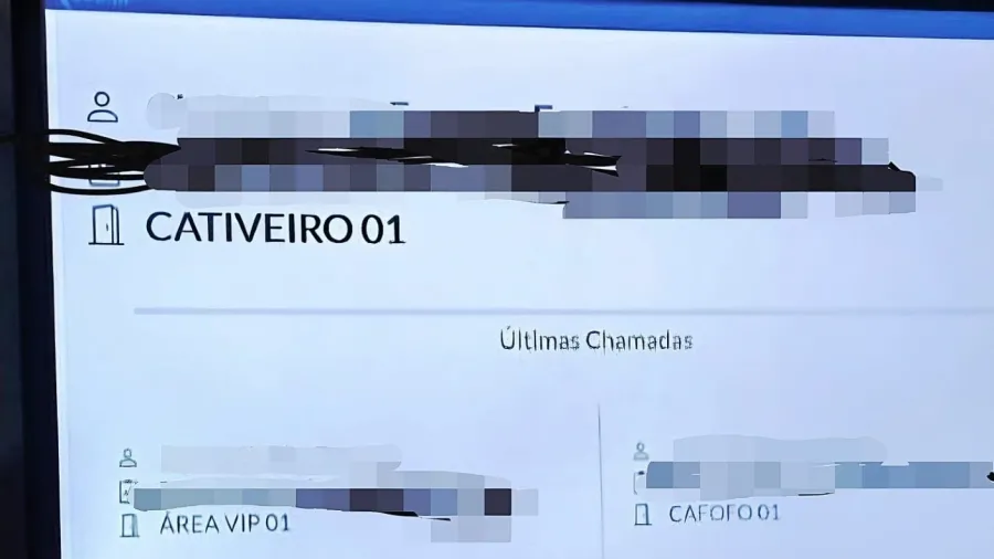 Painel de clínica em Maceió com indicação de atendimento no cativeiro01