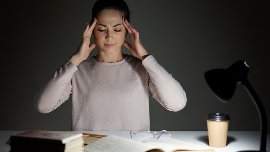 Pessoa diante de uma escolha com expressão de preocupação