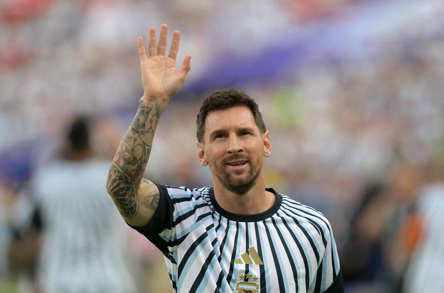 Lionel Messi acena para a torcida durante aquecimento da Argentina