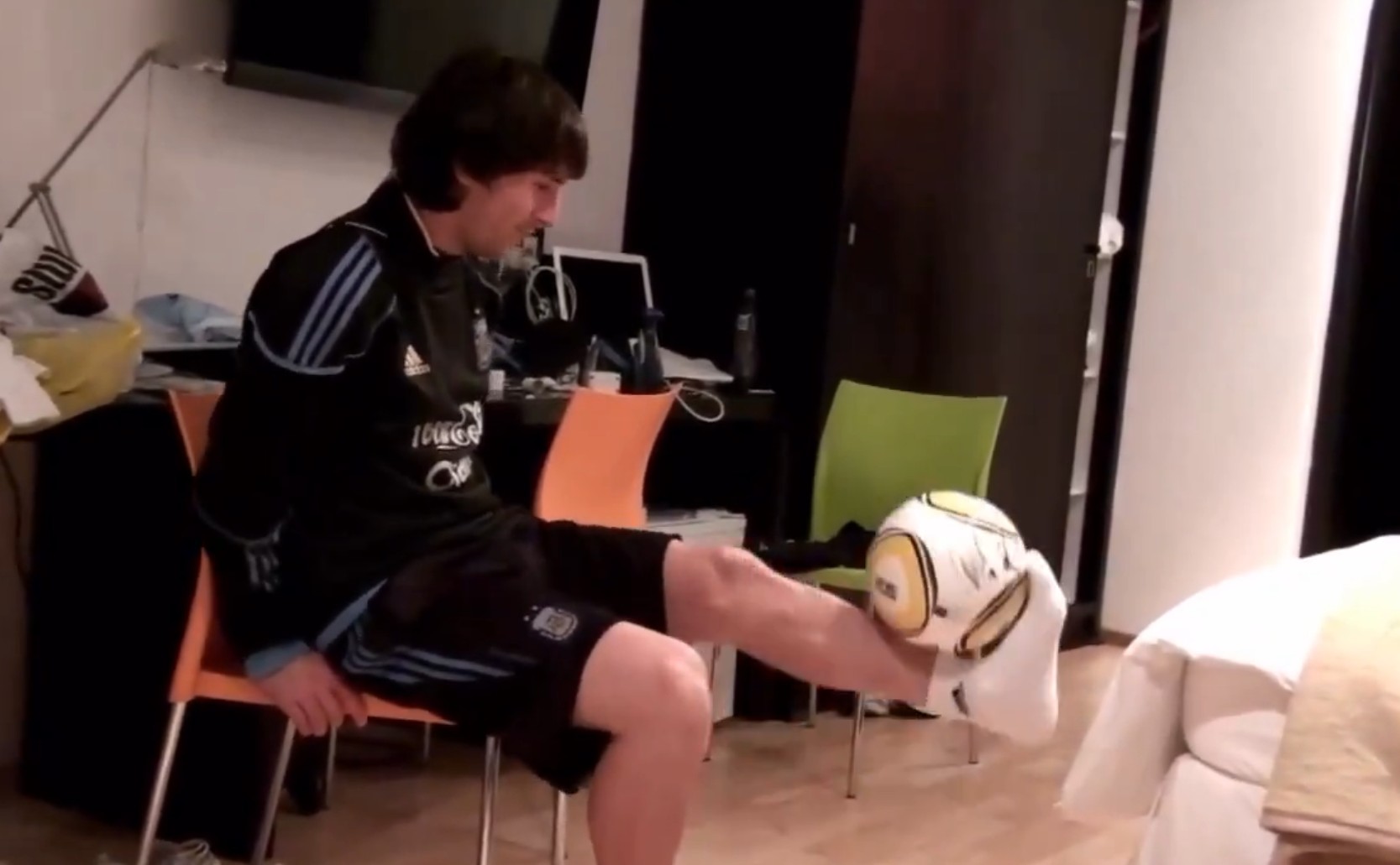 Lionel Messi faz embaixadinhas sentado durante concentração da Argentina em 2010