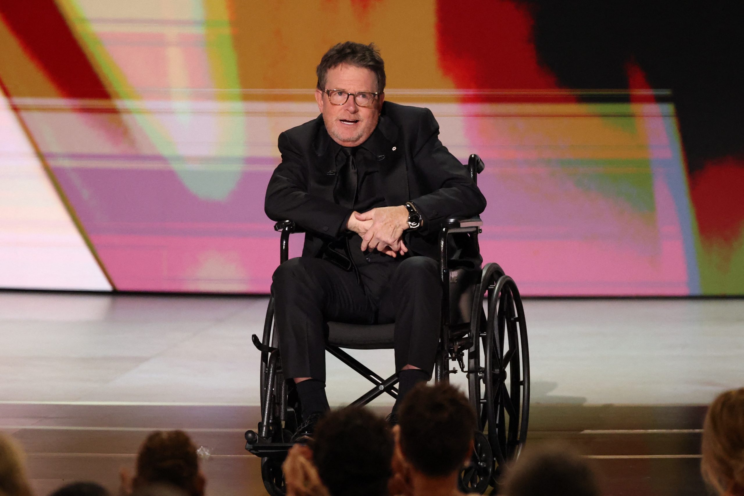 Michael J. Fox em cadeira de rodas durante o Emmy Awards 2026