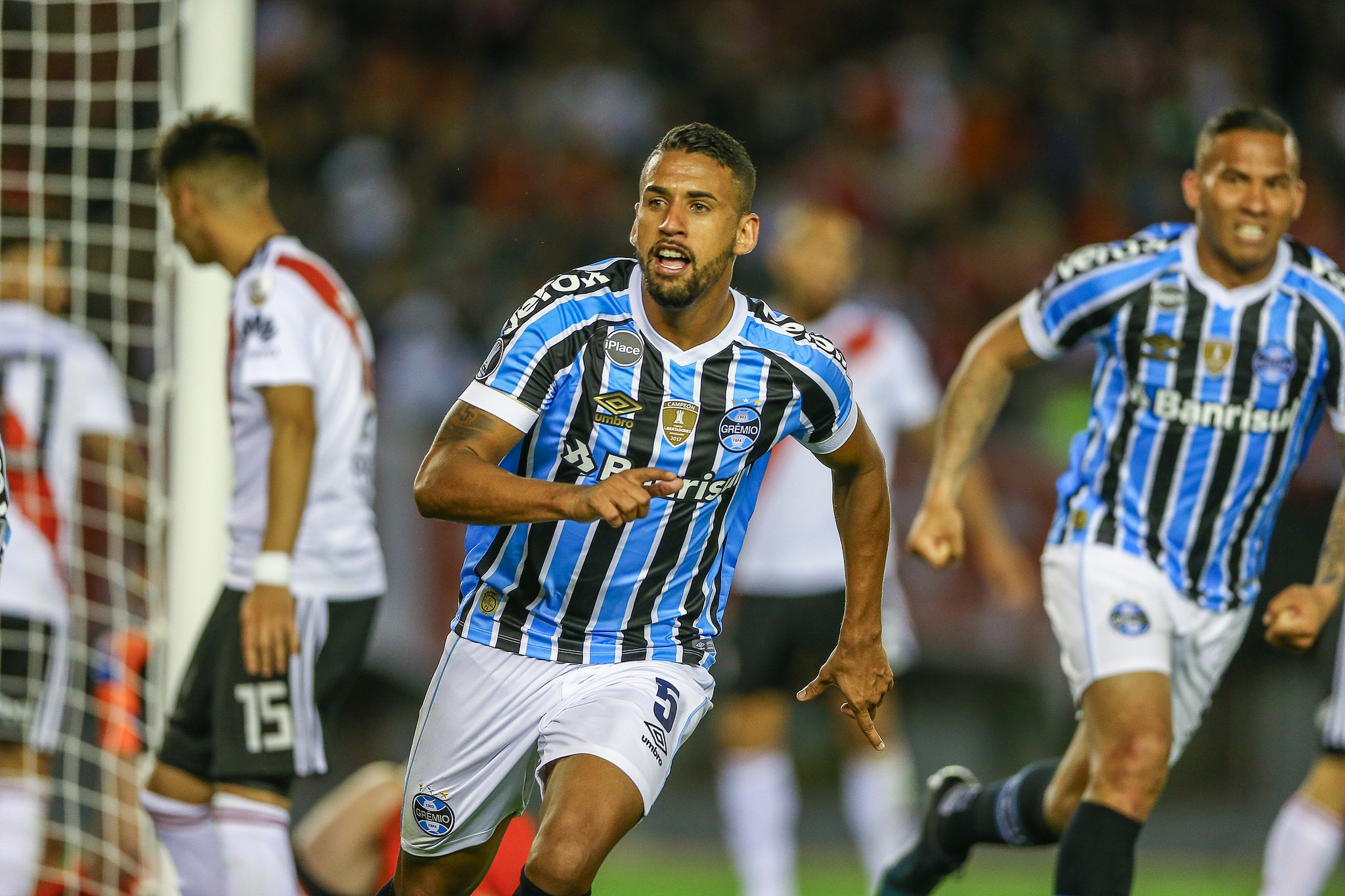 Michel com a camisa do Araranguá Esporte Clube