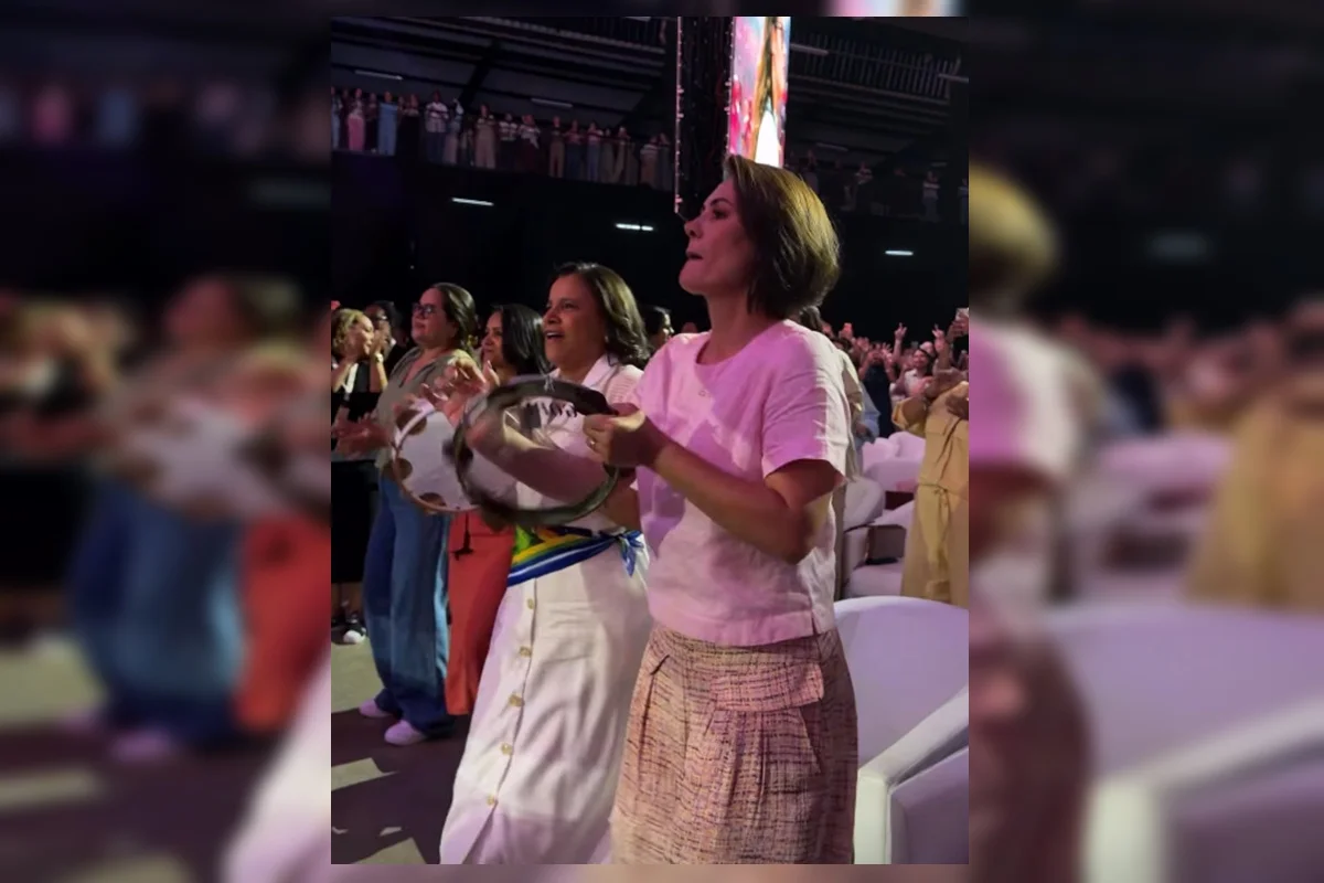 Michelle Bolsonaro toca pandeiro durante evento religioso