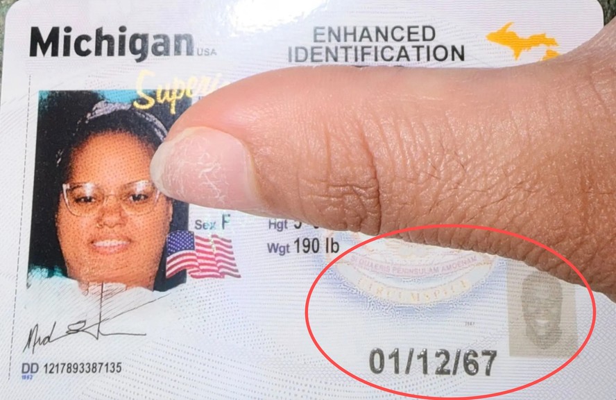 Carteira de motorista de Michigan com foto incorreta de homem no canto inferior