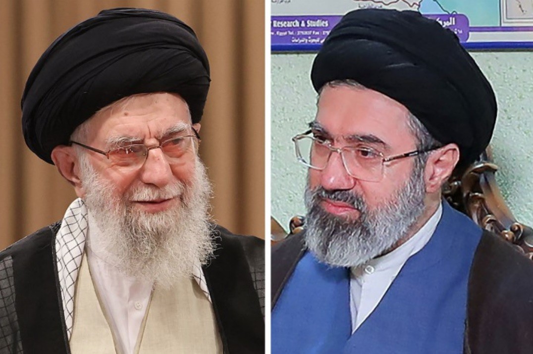 Mulher segura retrato de Mojtaba Khamenei em Teerã