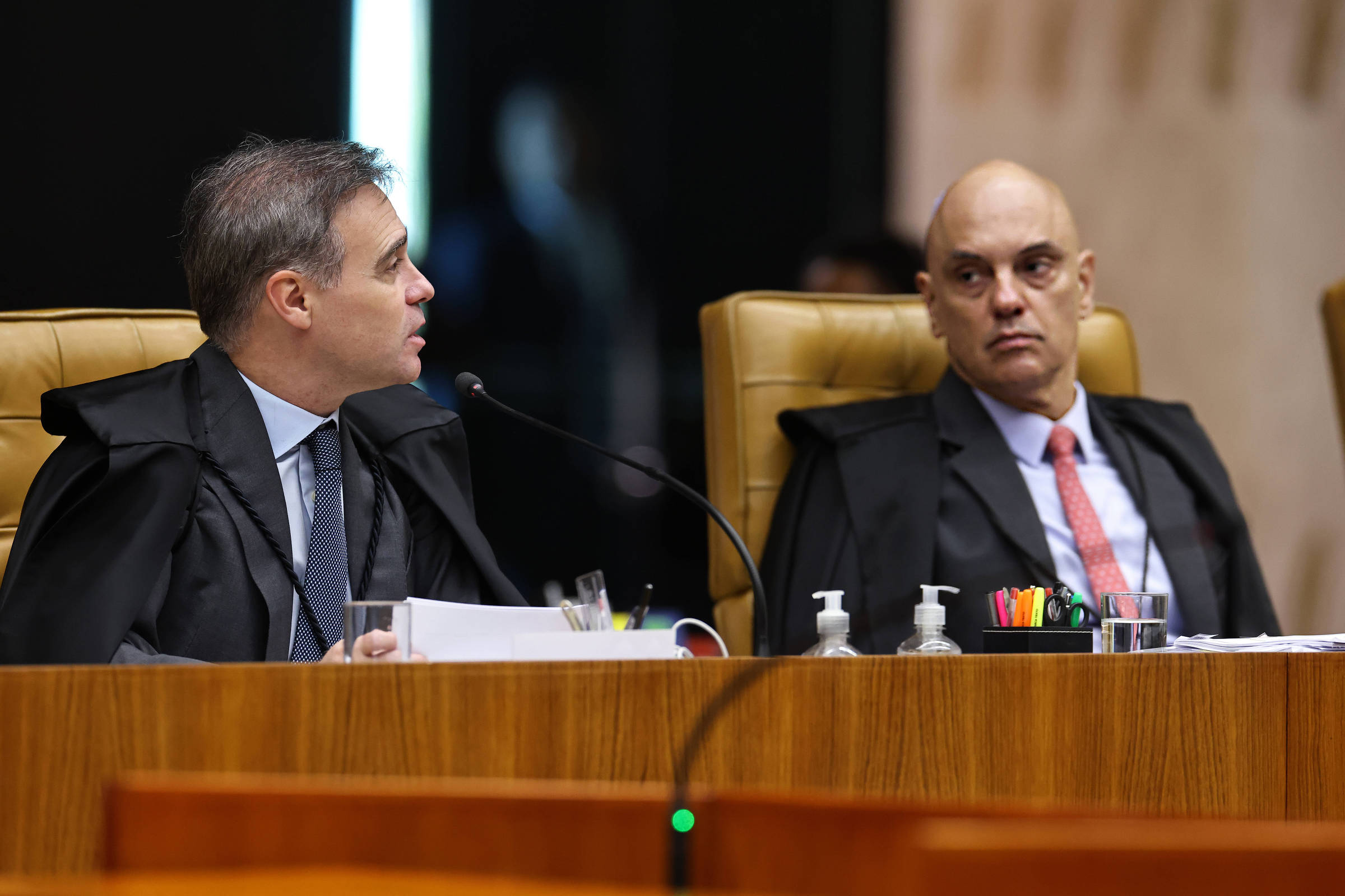 Alexandre de Moraes e André Mendonça em sessão do STF