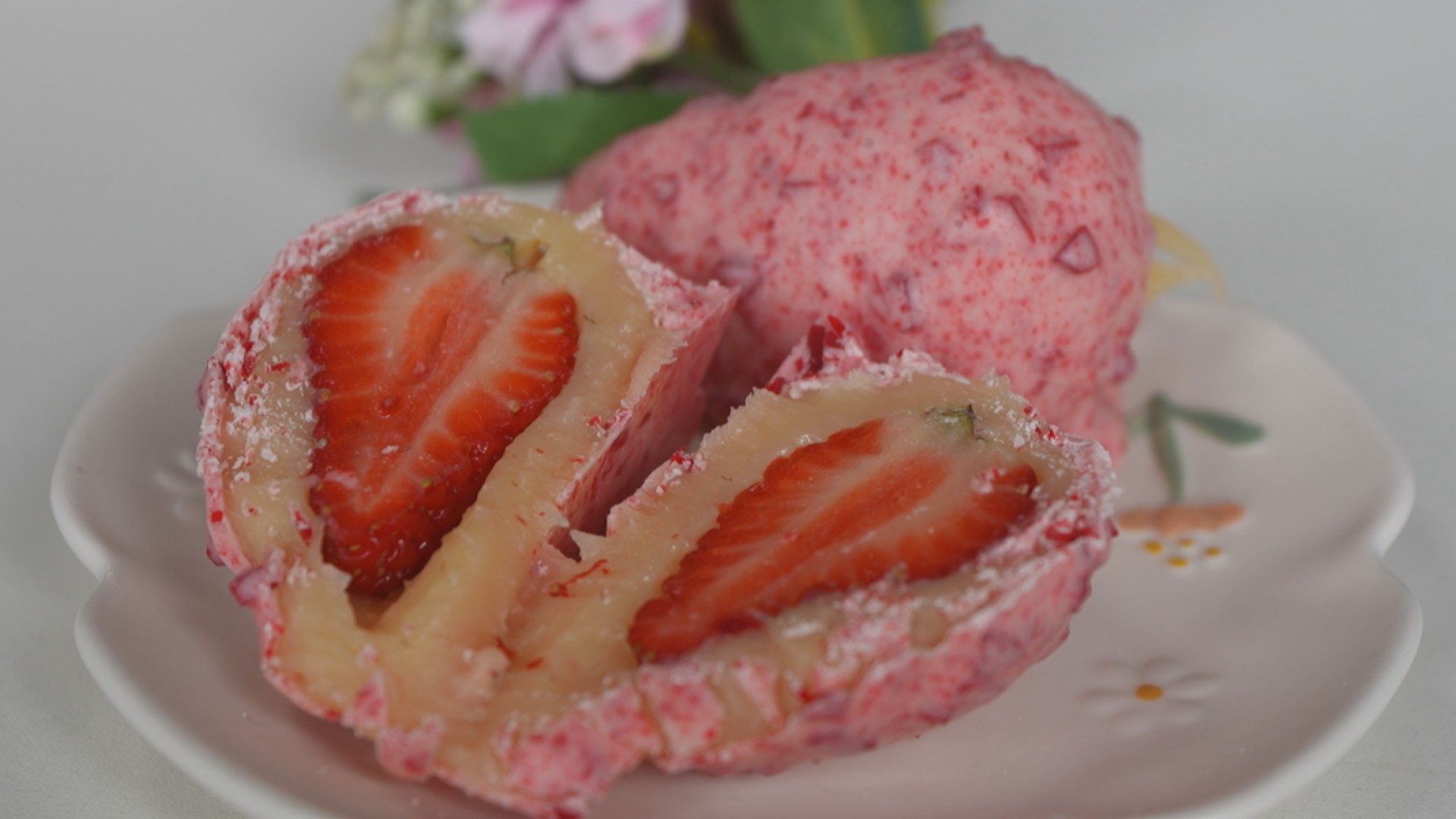 Morango cravejado coberto por calda vermelha crocante