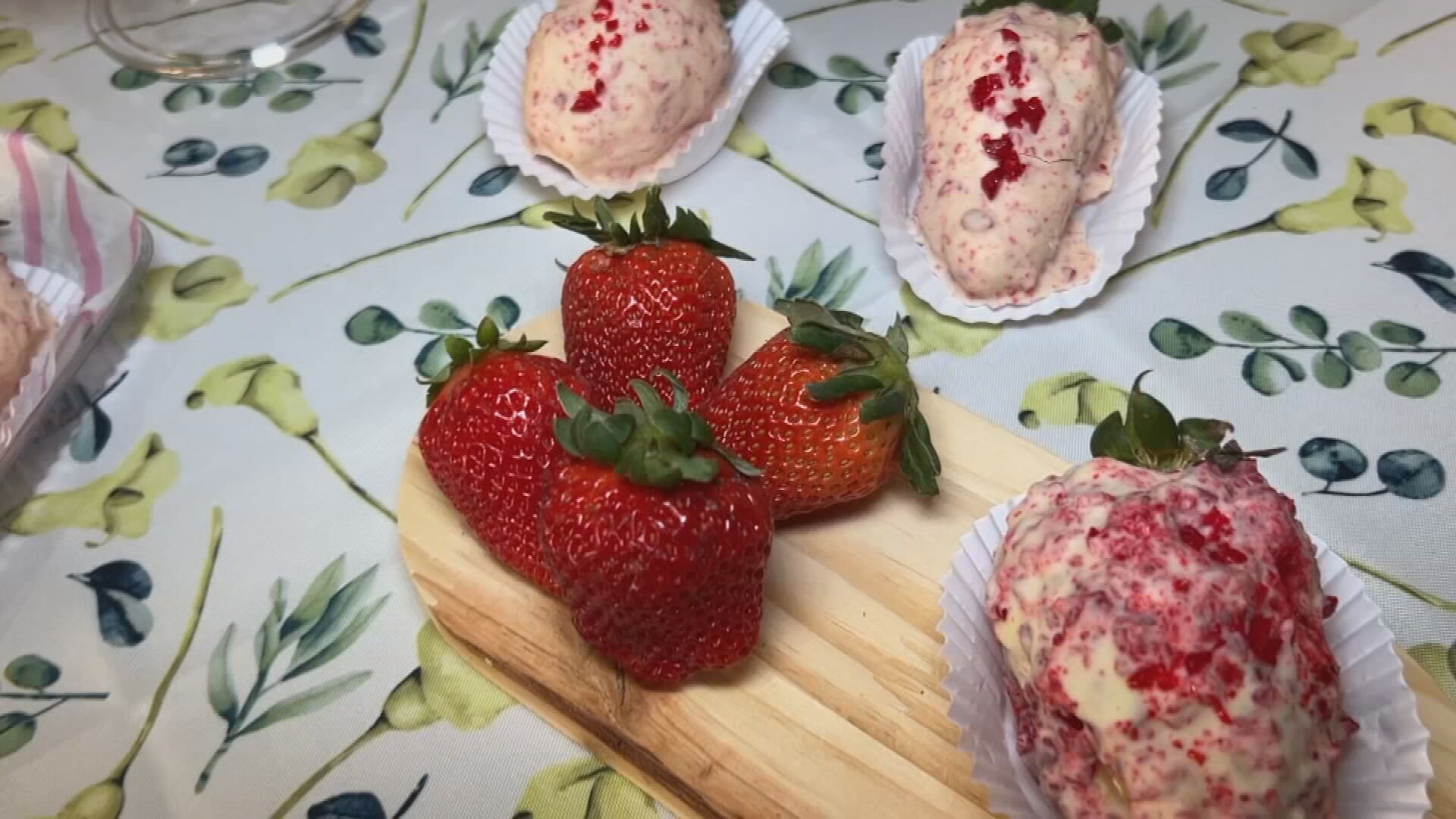 Morango cravejado coberto com brigadeiro, chocolate branco e pedaços de calda de açúcar