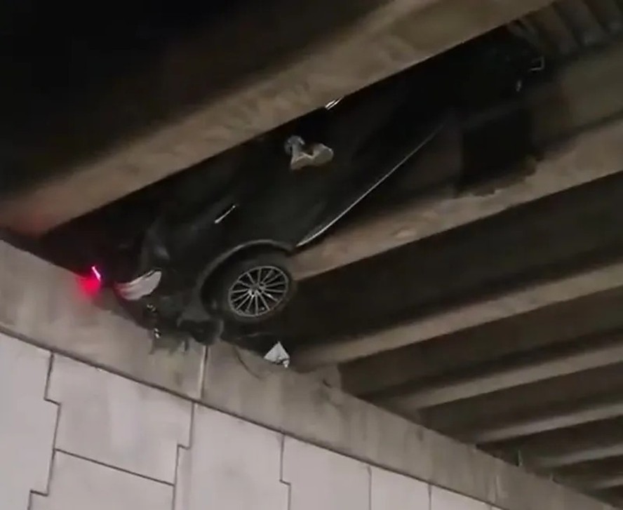 Motorista pendurado após carro ficar suspenso sob rodovia em Atlanta