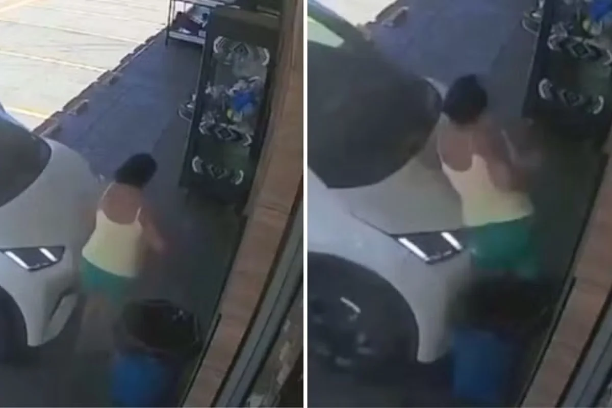 Carro junto à parede de estabelecimento após atropelamento em Goiânia