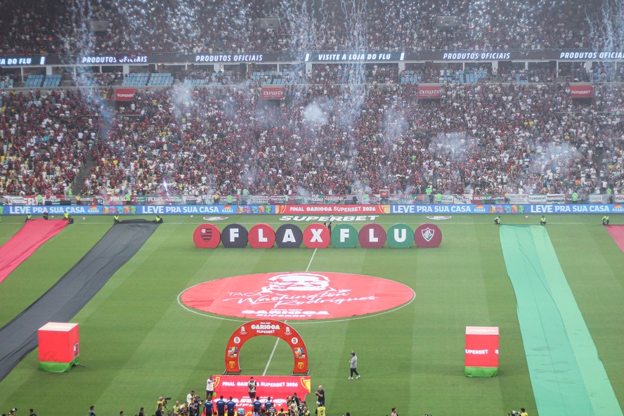 Flamengo e Fluminense em campo no Maracanã
