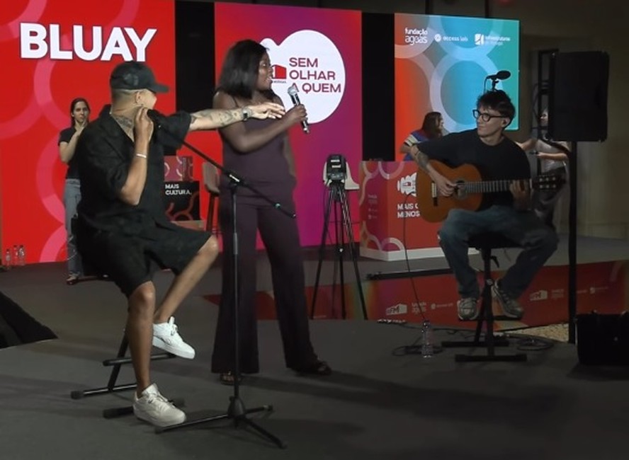 Stella LS no palco durante apresentação de Bluay em Portugal