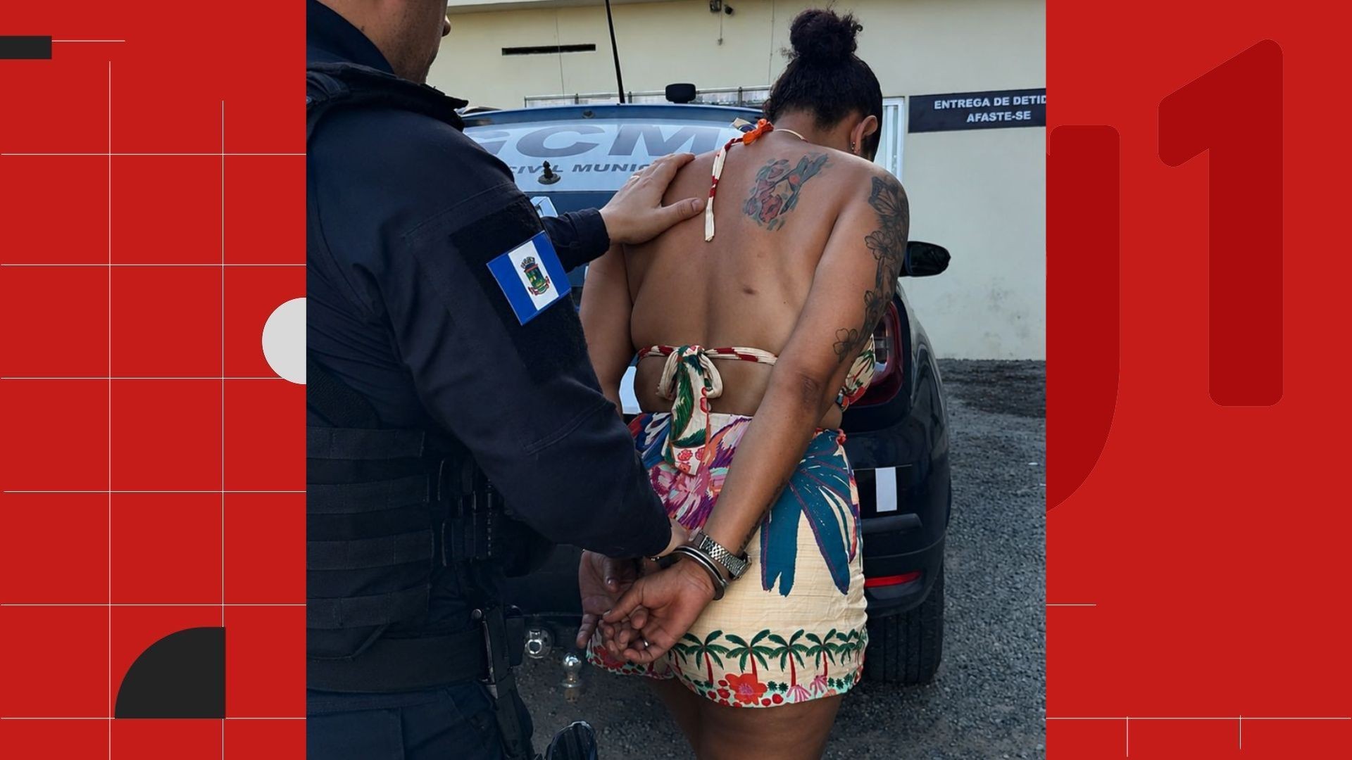 Mulher sentada ao lado de idoso em banco da Praça Nestor Gomes