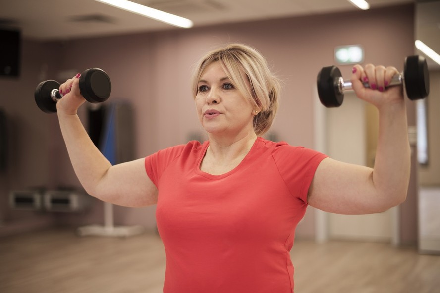 Pessoa praticando musculação