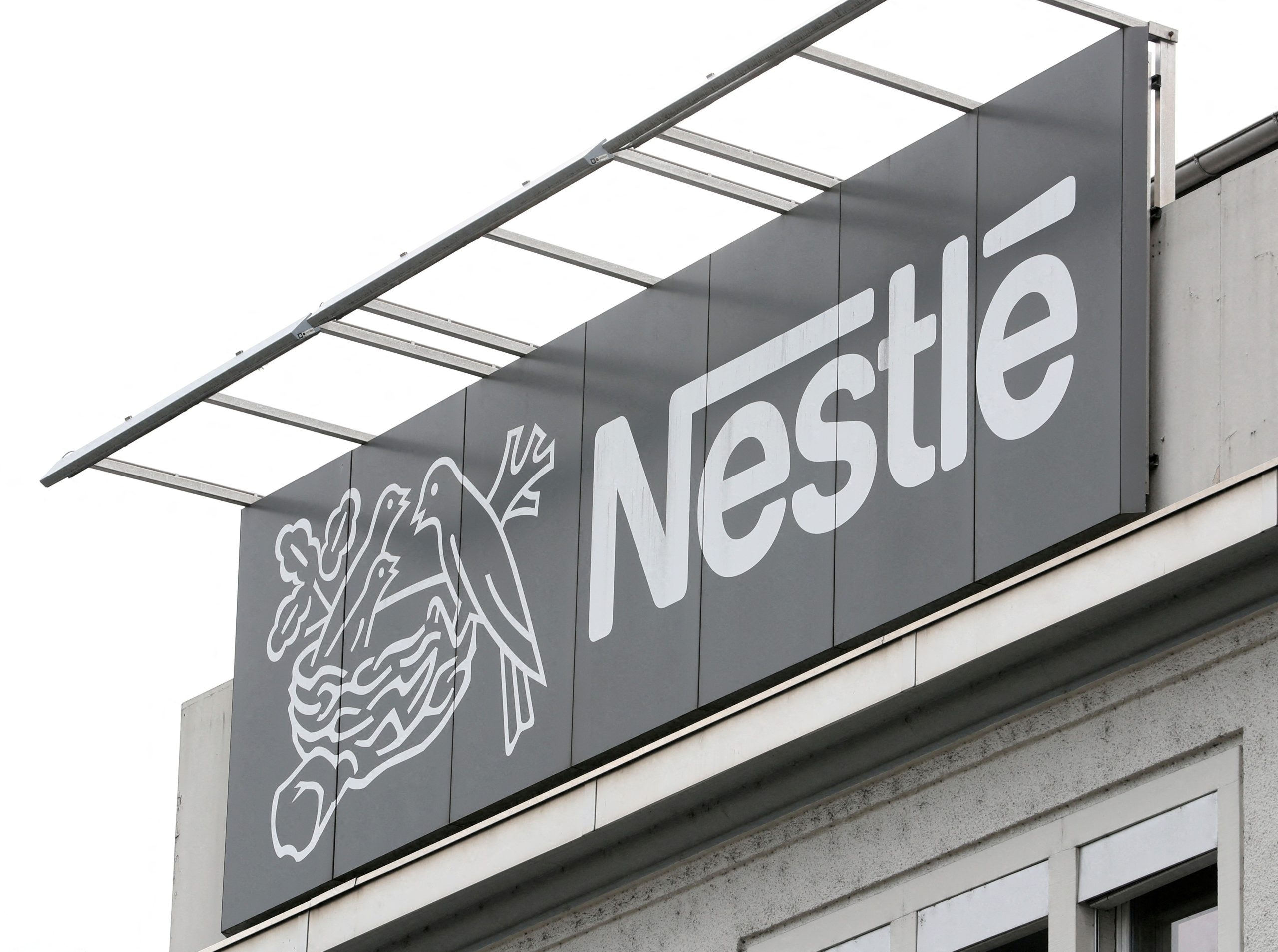 Logotipo da Nestlé em fábrica da empresa em Konolfingen, na Suíça