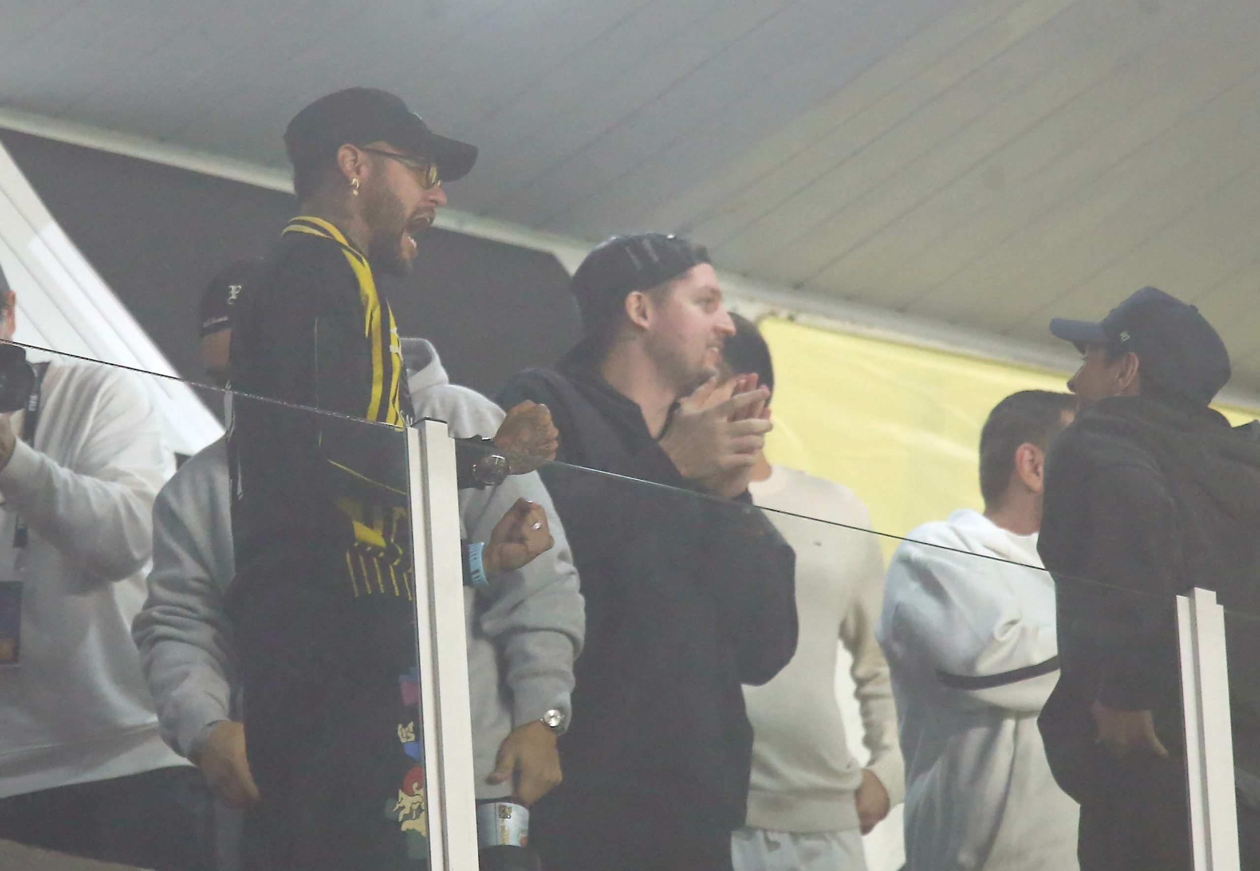 Neymar acompanha partida do Santos em camarote da Vila Belmiro