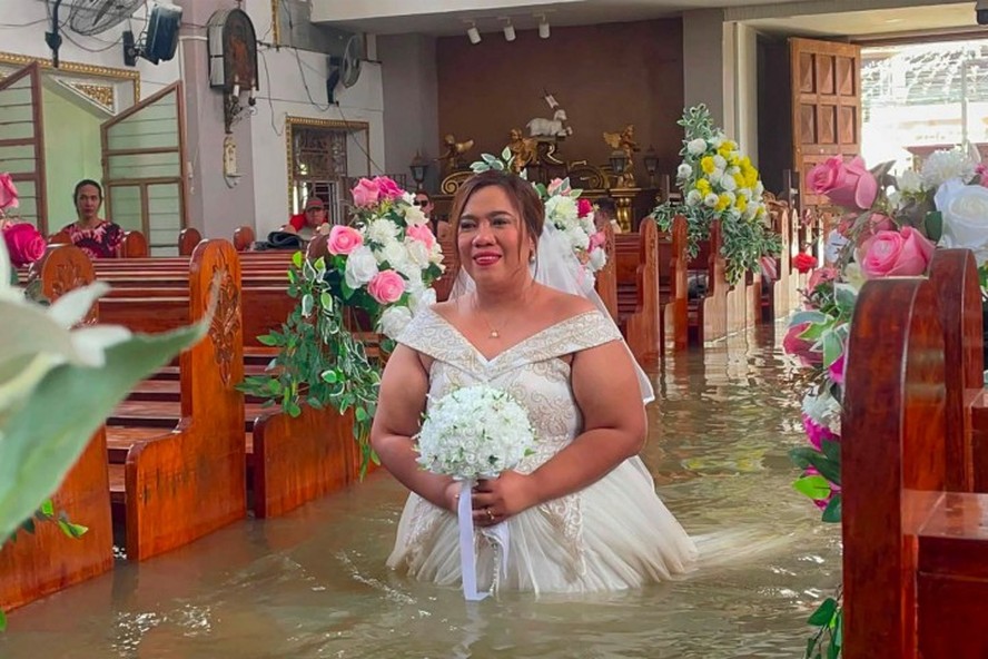 Noiva atravessa igreja alagada com água na cintura nas Filipinas