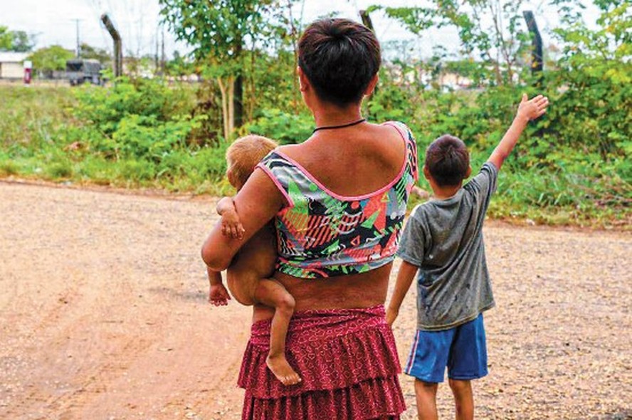 Meninas em atividade escolar