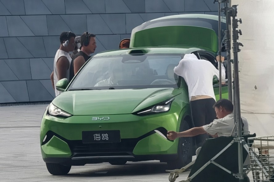 Novo BYD Dolphin Mini branco flagrado na China