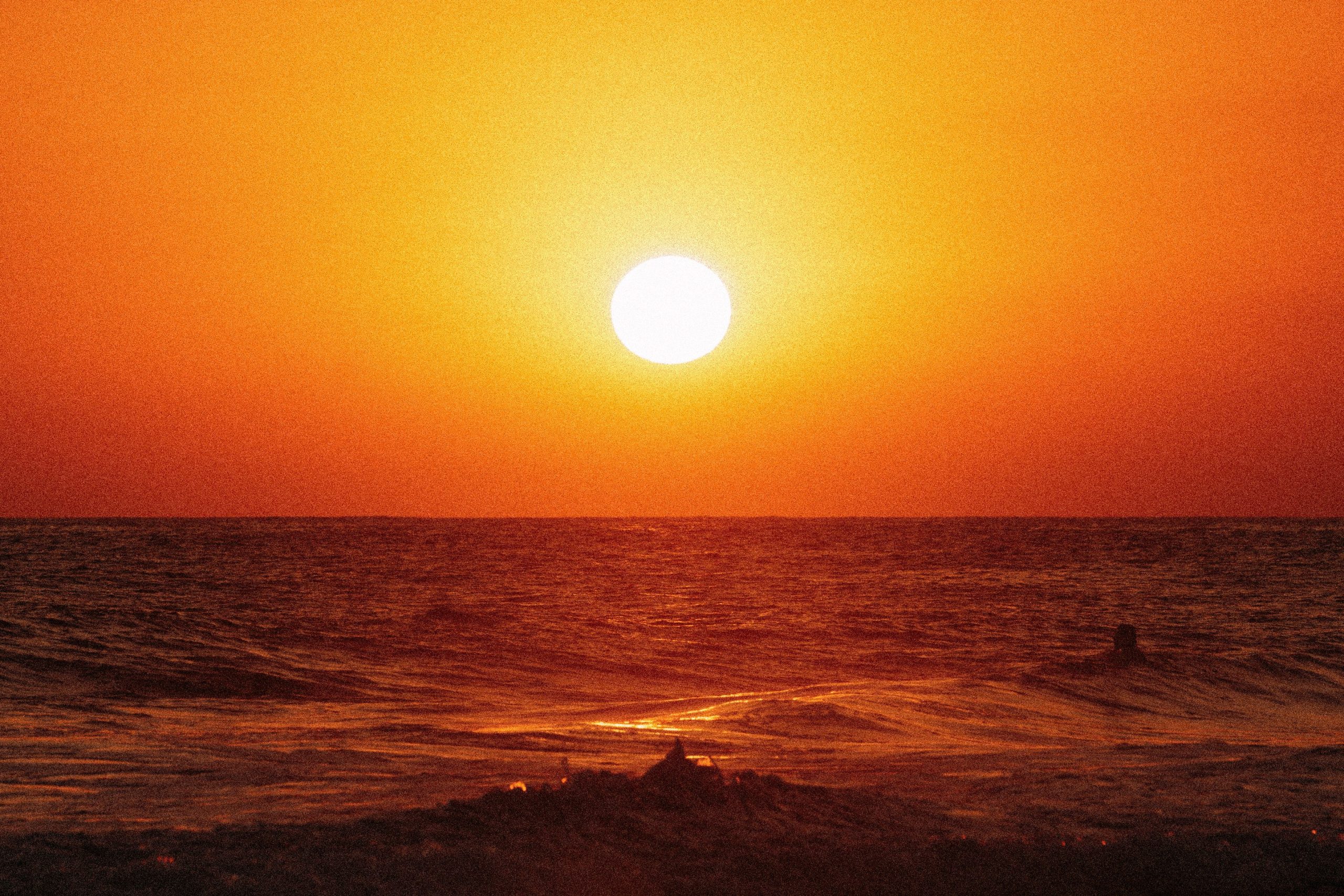 Mar com ondas sob céu azul