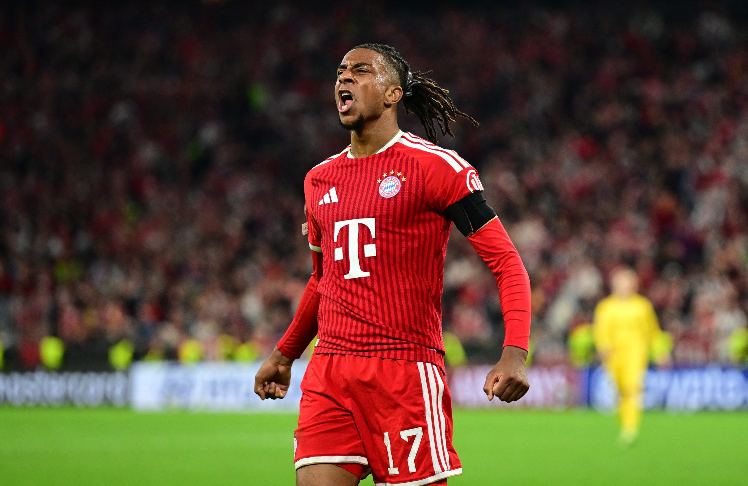 Michael Olise comemora gol pelo Bayern de Munique
