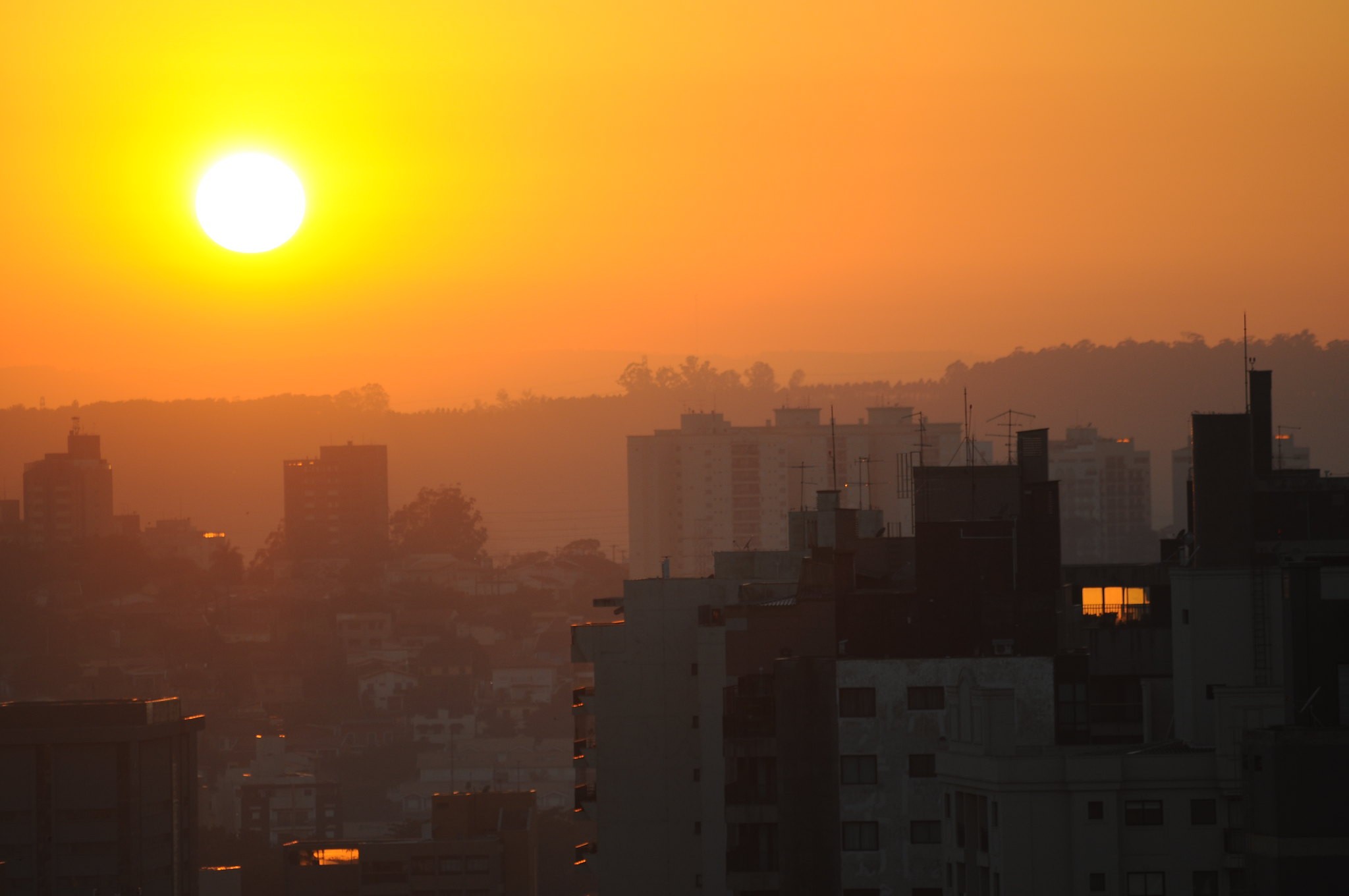 Sol forte e céu claro em Campinas