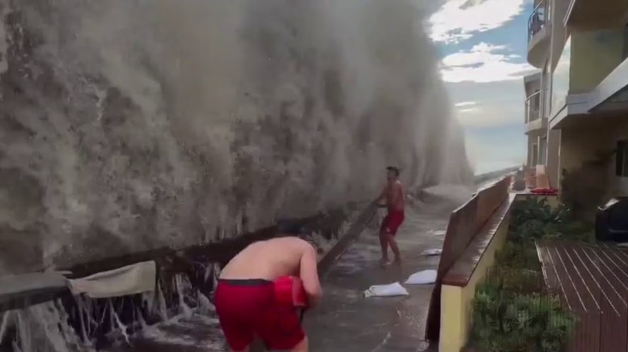 Ondas gigantes avançam sobre casas na orla de Long Beach