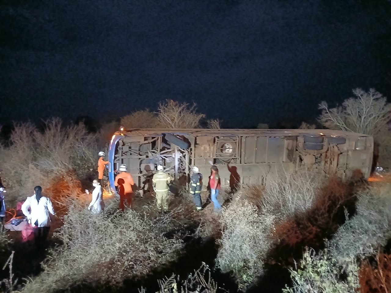 Ônibus tombado às margens da BR-122 em Iraquara, na Bahia
