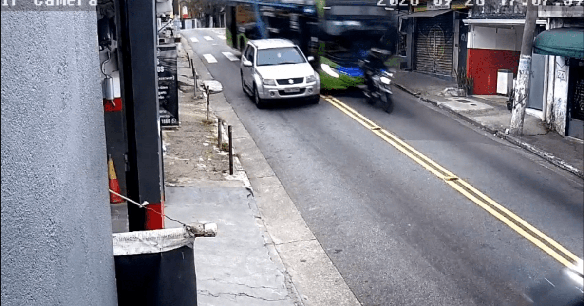 Ônibus após colisão contra muro de escola no Jabaquara