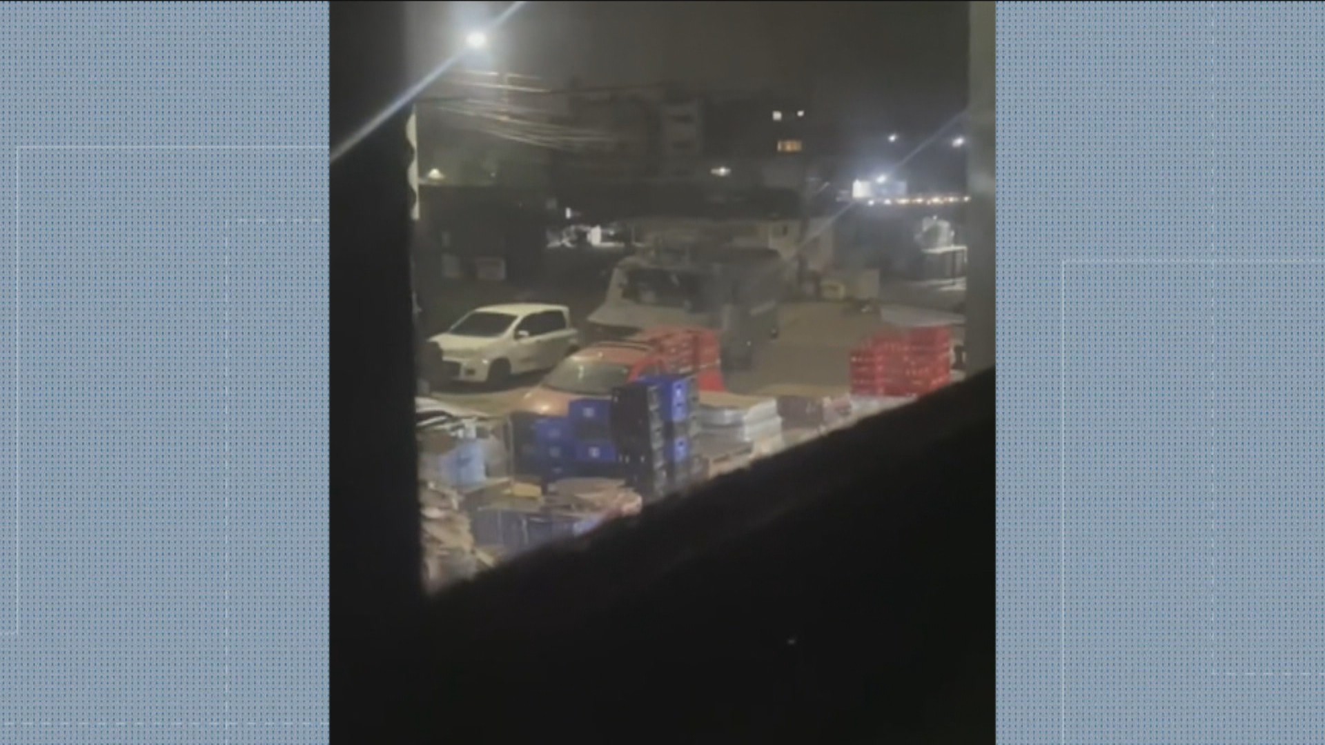 Veículos blindados da Polícia Militar durante operação no Complexo da Maré