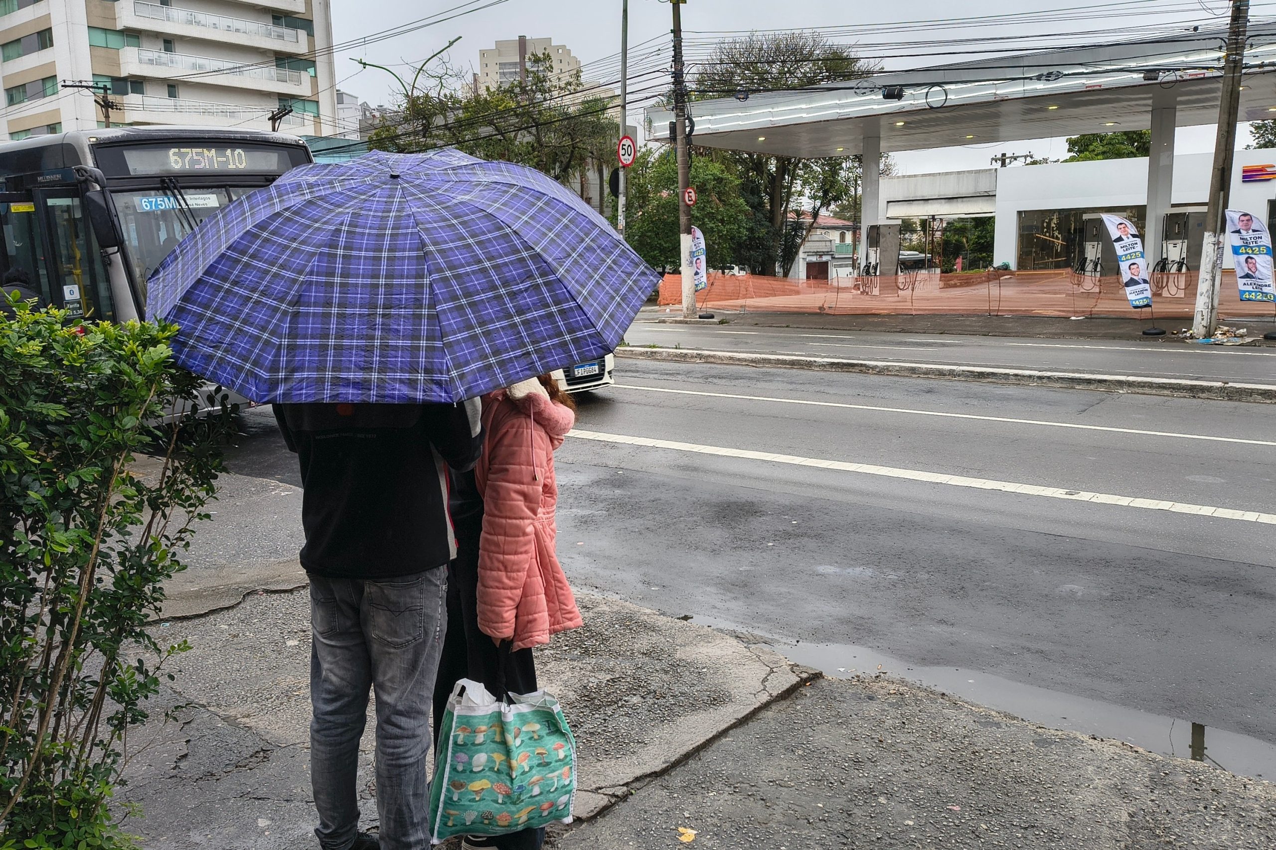 Pedestres caminham sob chuva na zona sul de São Paulo