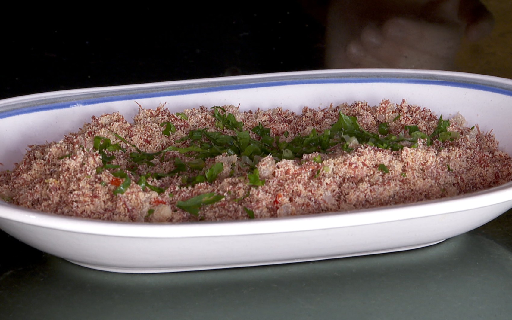 Paçoca de carne seca servida em recipiente