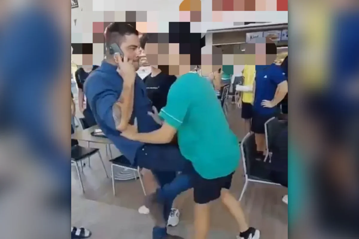 Grupo de adolescentes em discussão