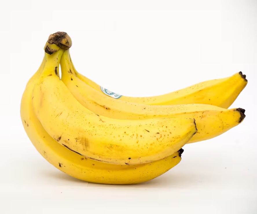 Bananas maduras com cascas amarelas e manchas escuras