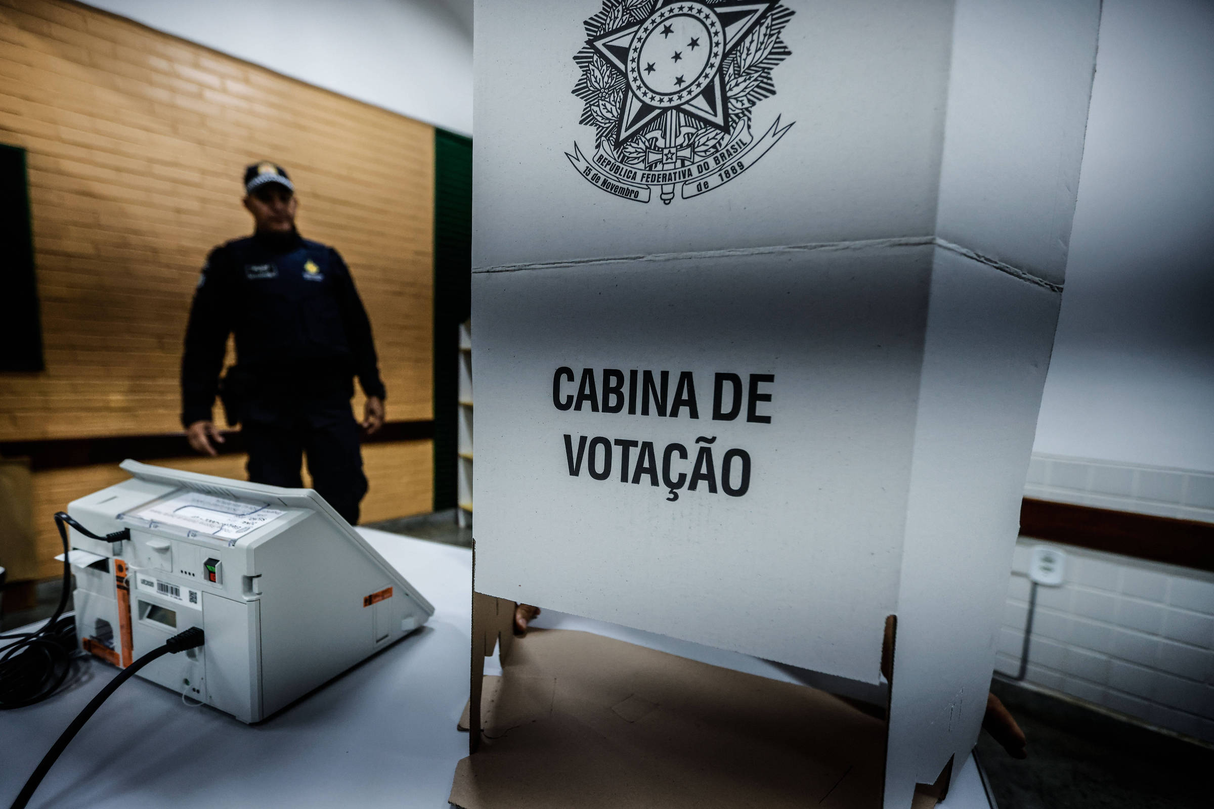 Policial em sala com urnas eletrônicas em Brasília