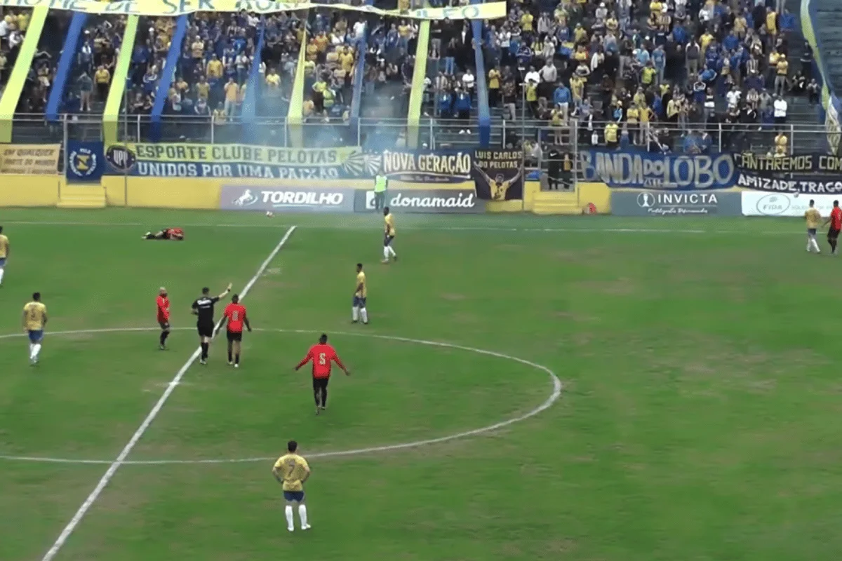Jogadores de Pelotas e Brasil em campo durante clássico