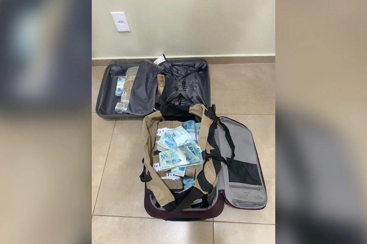 Malas com dinheiro apreendidas pela Polícia Federal
