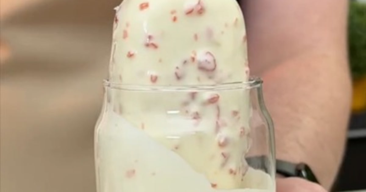 Picolé de morango cravejado com chocolate branco e açúcar crocante