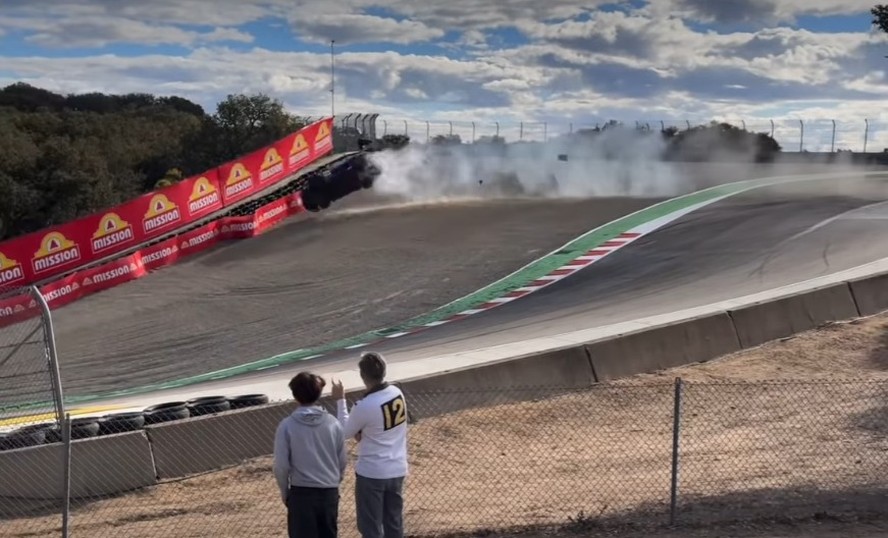 Porsche fora da pista após acidente no circuito de Laguna Seca