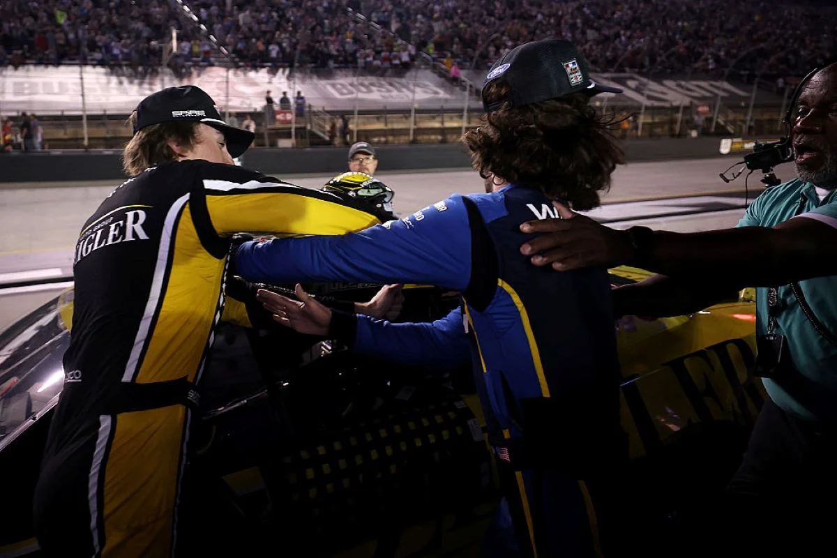 Carros de Carson Hocevar e Ryan Blaney na pista da Nascar
