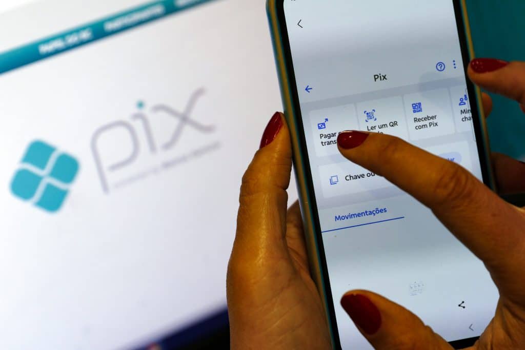 Aplicativo bancário aberto em celular para pagamento por Pix