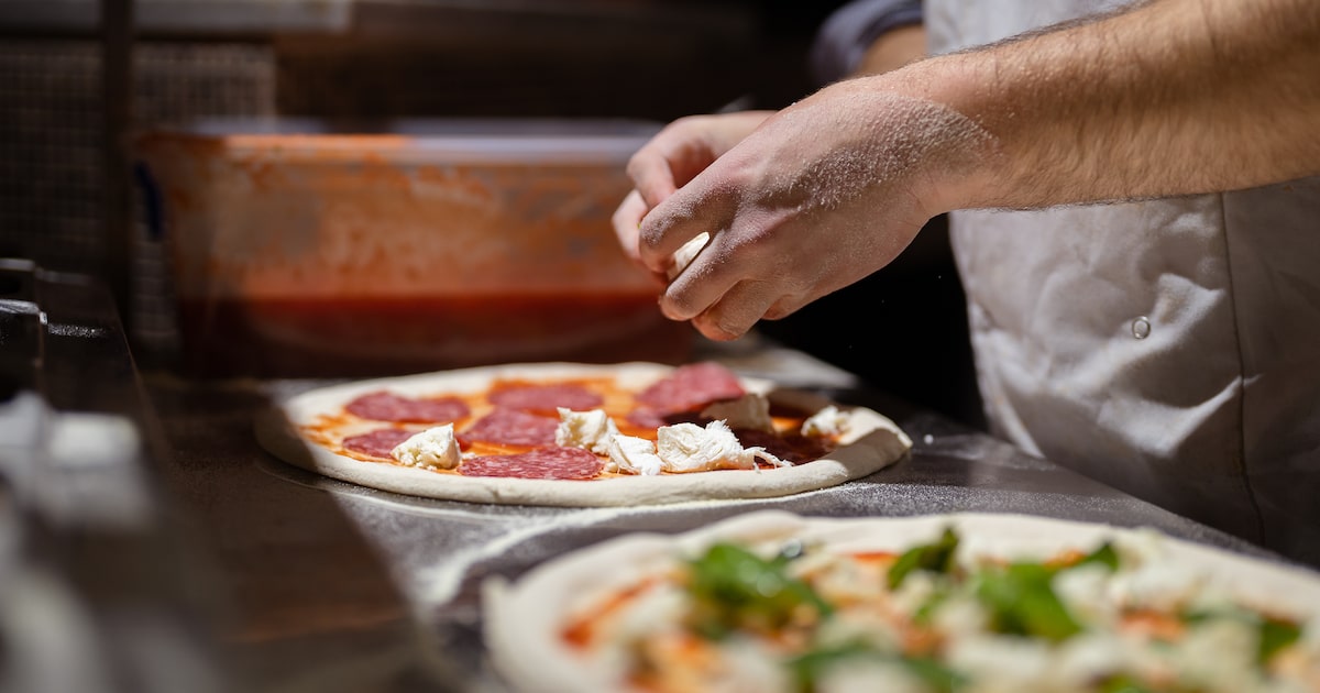 Chef prepara massa de pizza em uma cozinha