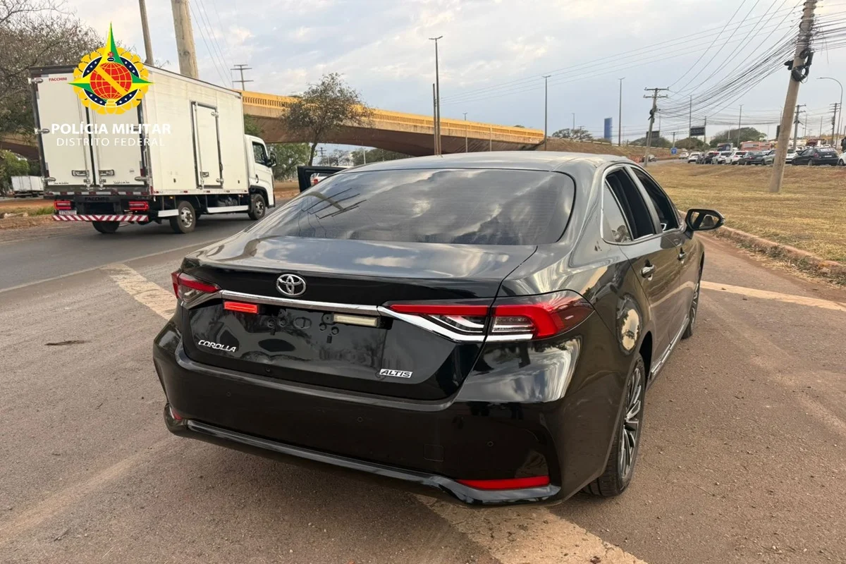 Toyota Corolla sem placa e com sinalizadores luminosos de emergência