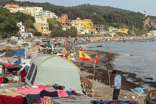 Acampamentos de migrantes em uma praia de Ceuta