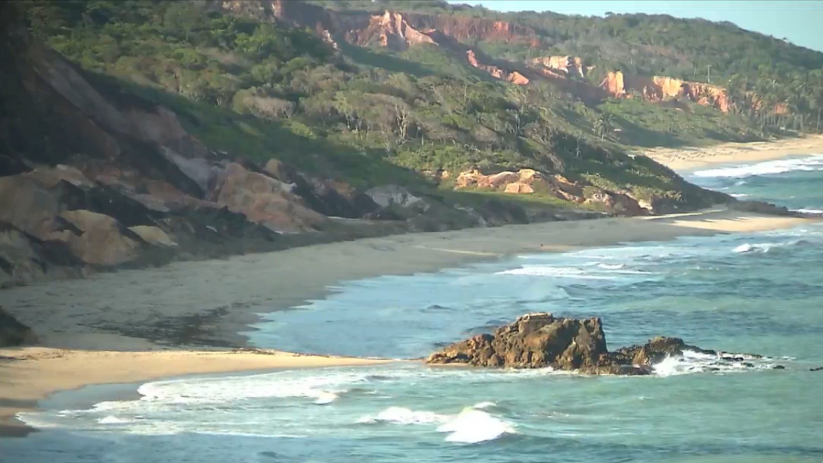 Mar e faixa de areia da Praia de Tambaba, no litoral sul da Paraíba