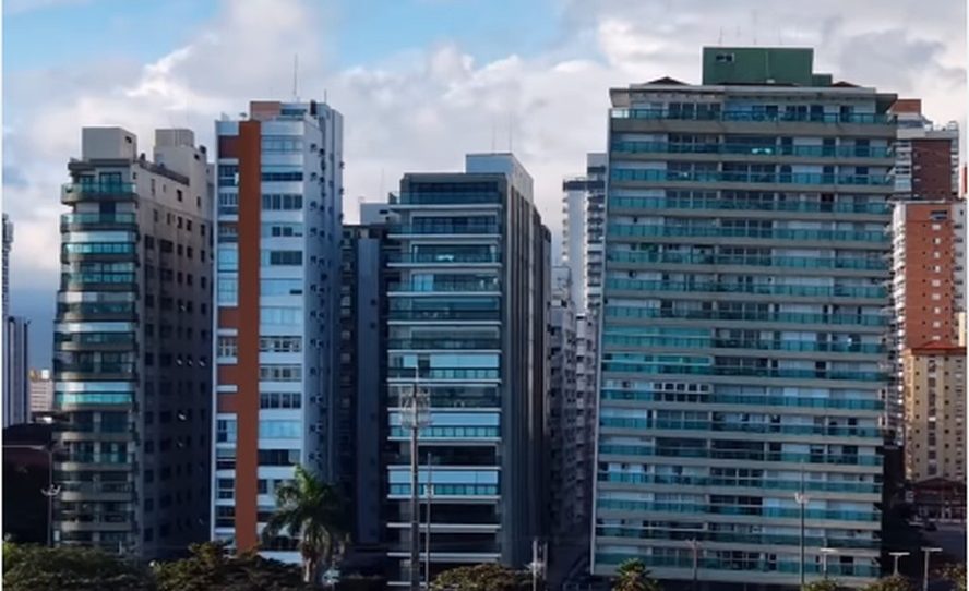 Prédios inclinados na orla de Santos
